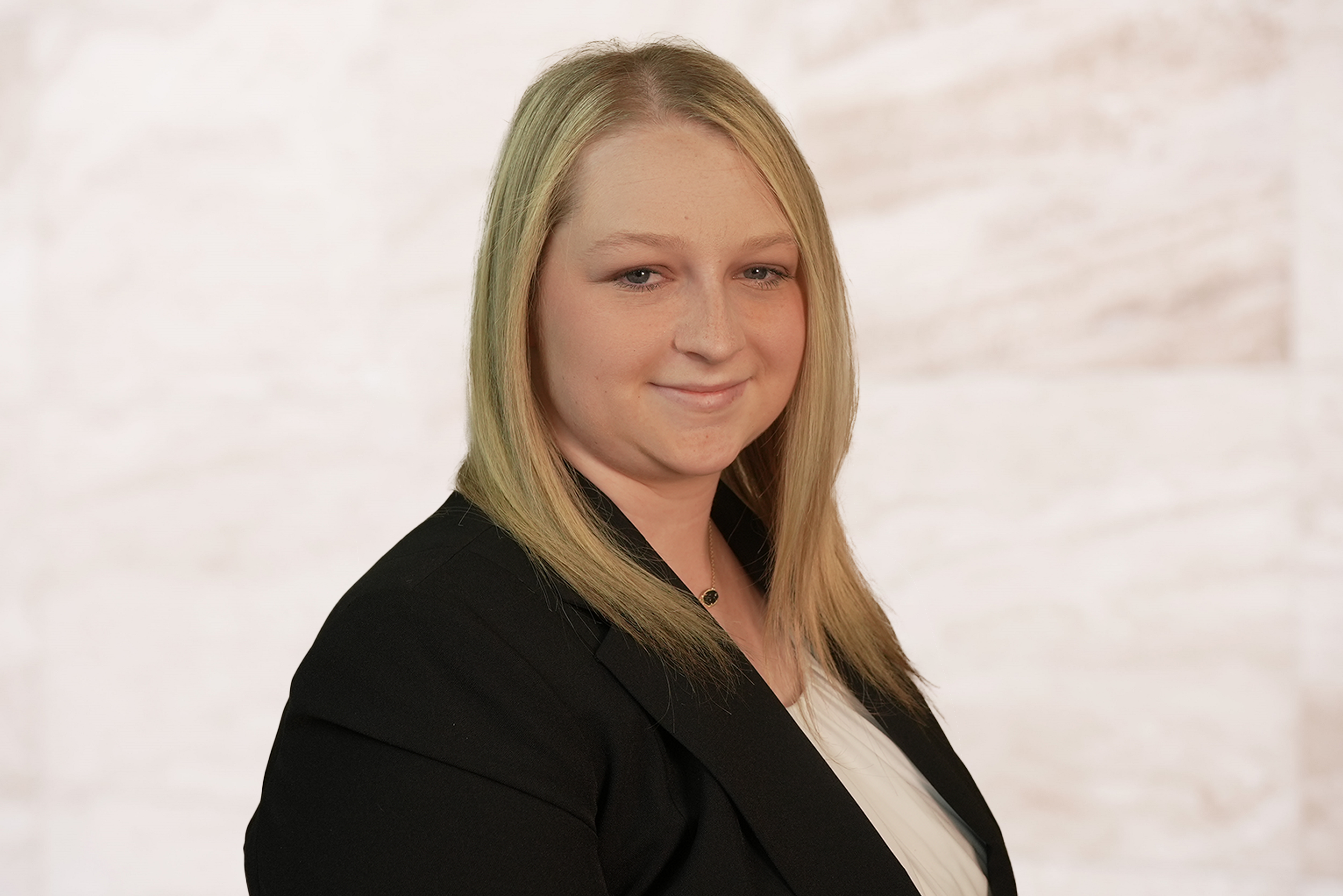 chelsea c, chelsea wojcik headshot